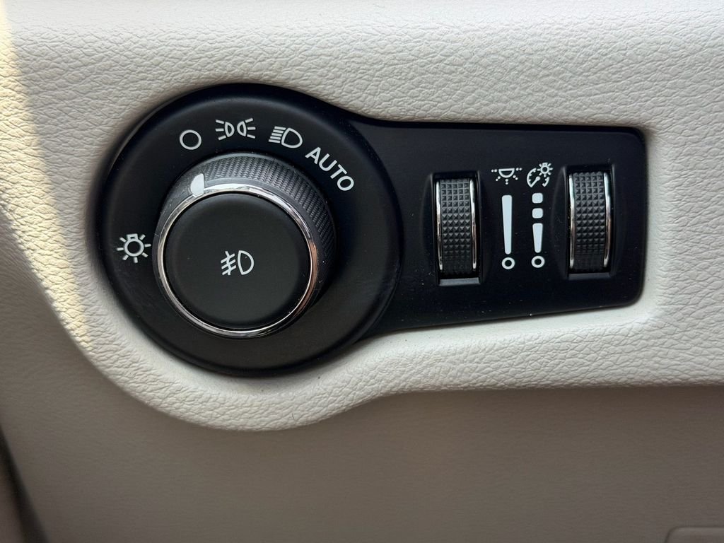 Used 2019 White Chrysler Limited image 34