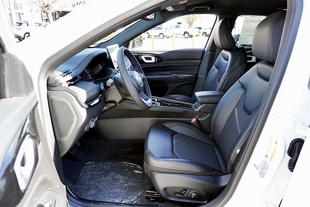 New 2026 Bright White Clearcoat Jeep Latitude image 17