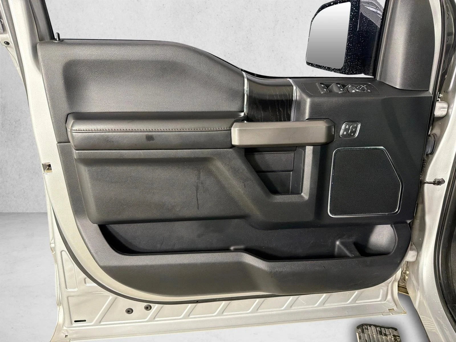Used 2019 White Ford Platinum image 11