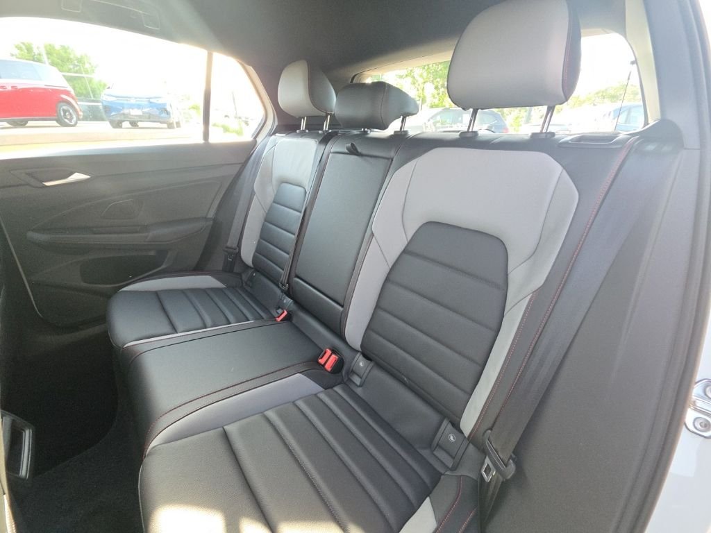 Used 2025  Volkswagen 2.0T SE image 19
