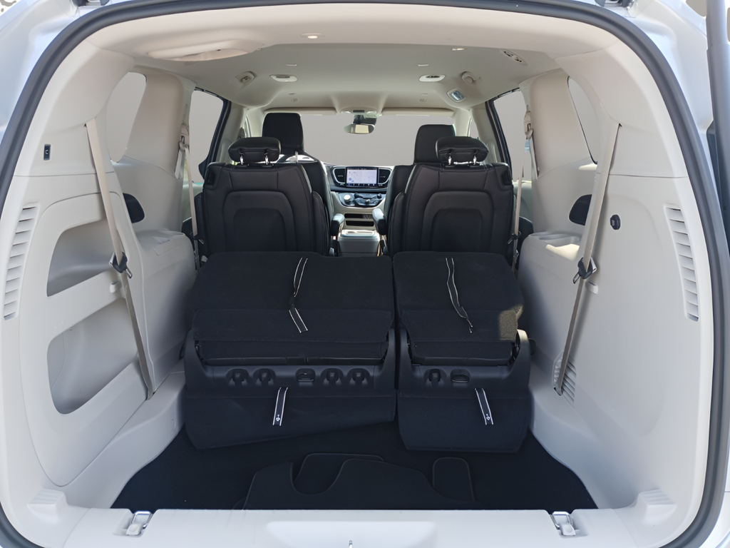 Used 2024 Silver Chrysler Touring L image 12