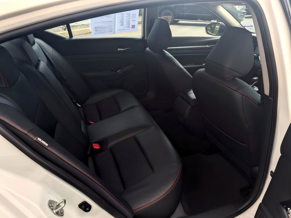 Used 2025 Pearl White Tricoat Nissan SR image 25