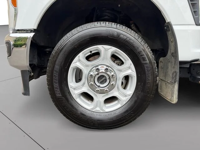 Used 2025 Oxford White Ford XLT image 9