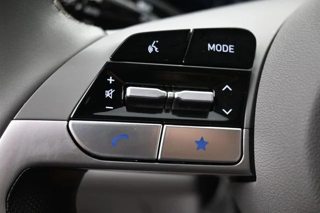 Used 2025 Black Hyundai SEL Sport image 19