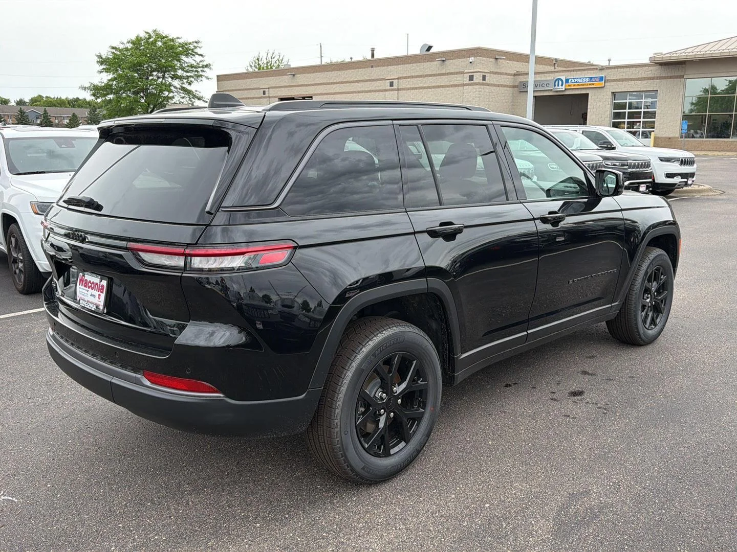 New 2026 Diamond Black Crystal Pearlcoat Jeep Laredo Altitude image 7