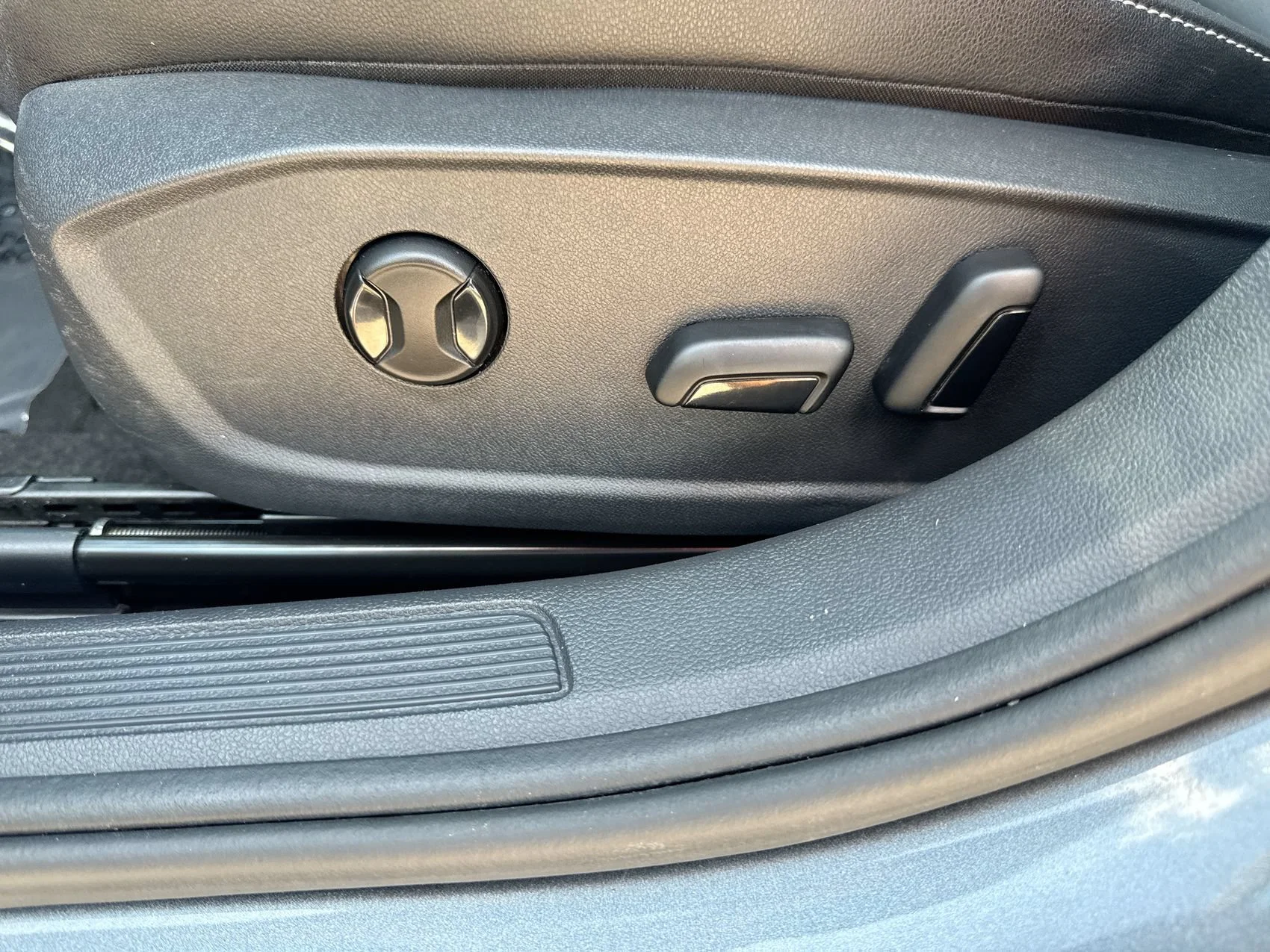 Used 2025 Gray Volkswagen SE image 12
