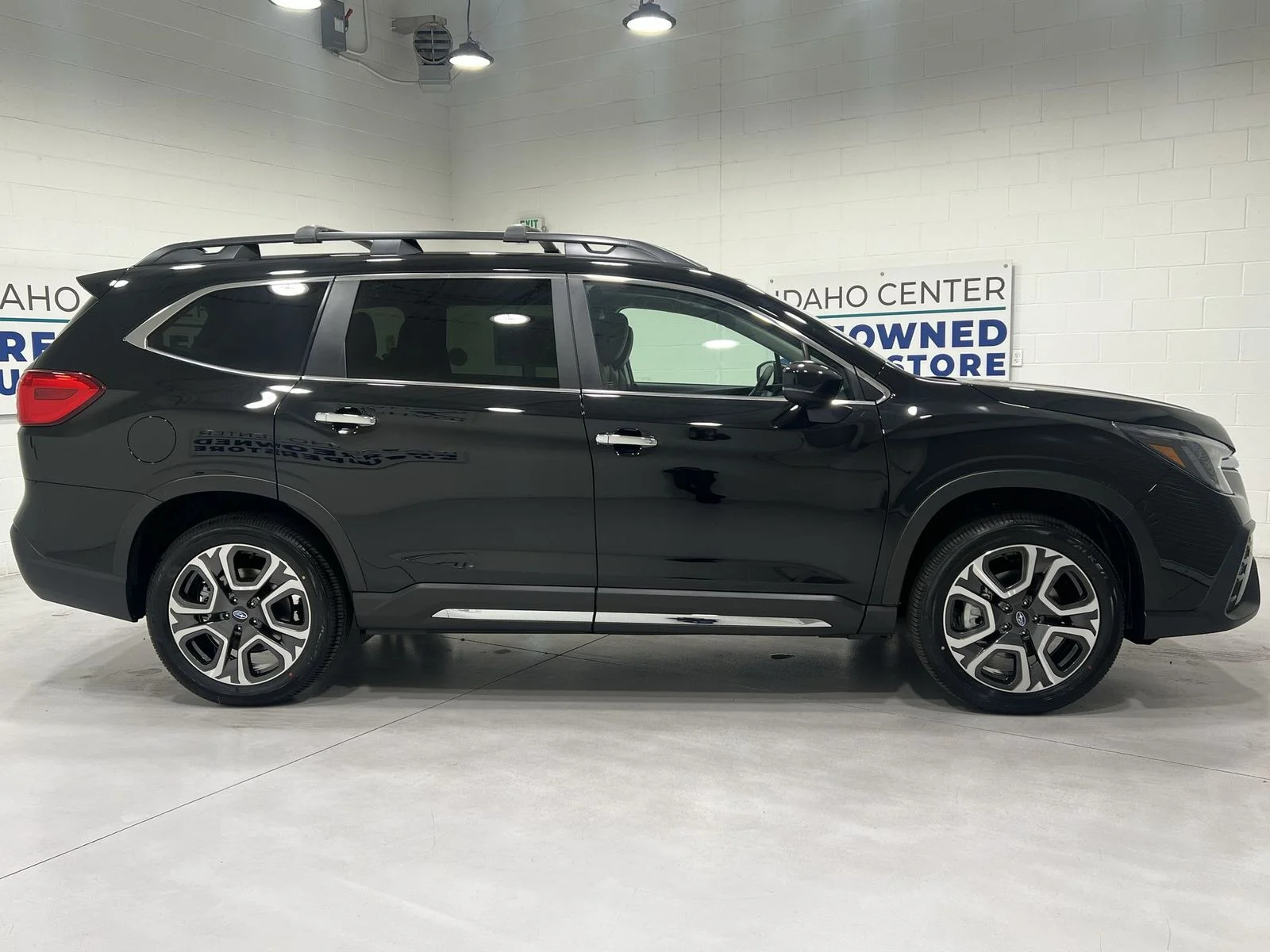 New 2026 CRYSTAL BLACK SILICA Subaru Touring image 9