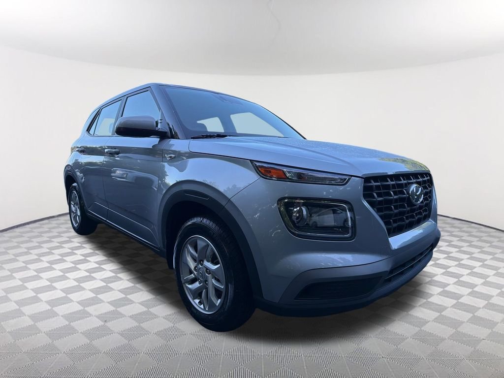 Used 2021 Silver Hyundai SE image 3