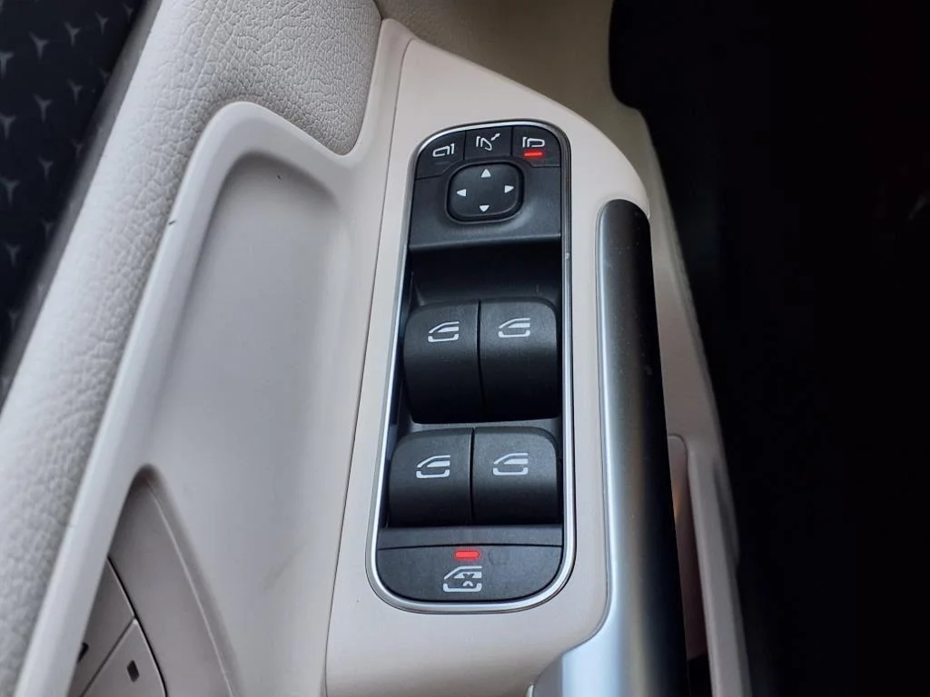 Certified Used 2025 Polar White Mercedes-Benz GLA 250 image 17