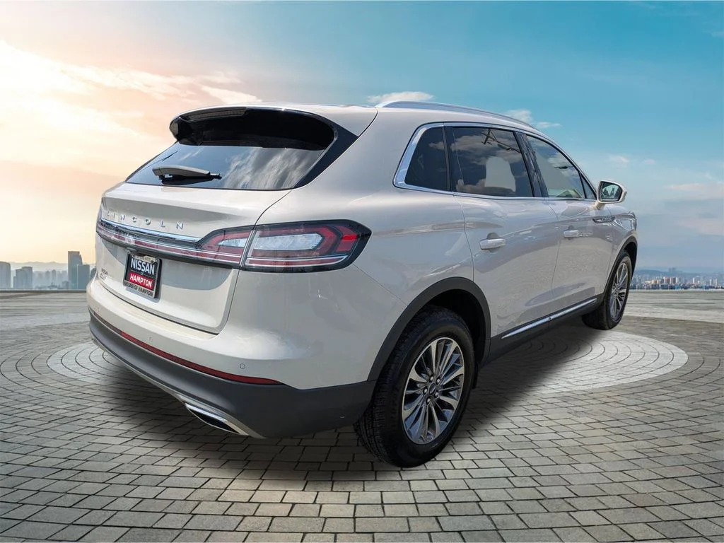 Used 2022 Ceramic Pearl Metallic Tinted Clearcoat Lincoln Reserve image 5