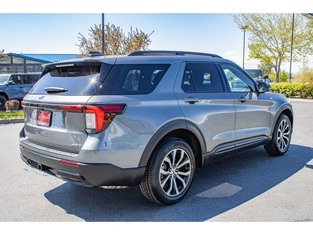 Used 2025 Carbonized Gray Metallic Ford ST-Line image 8