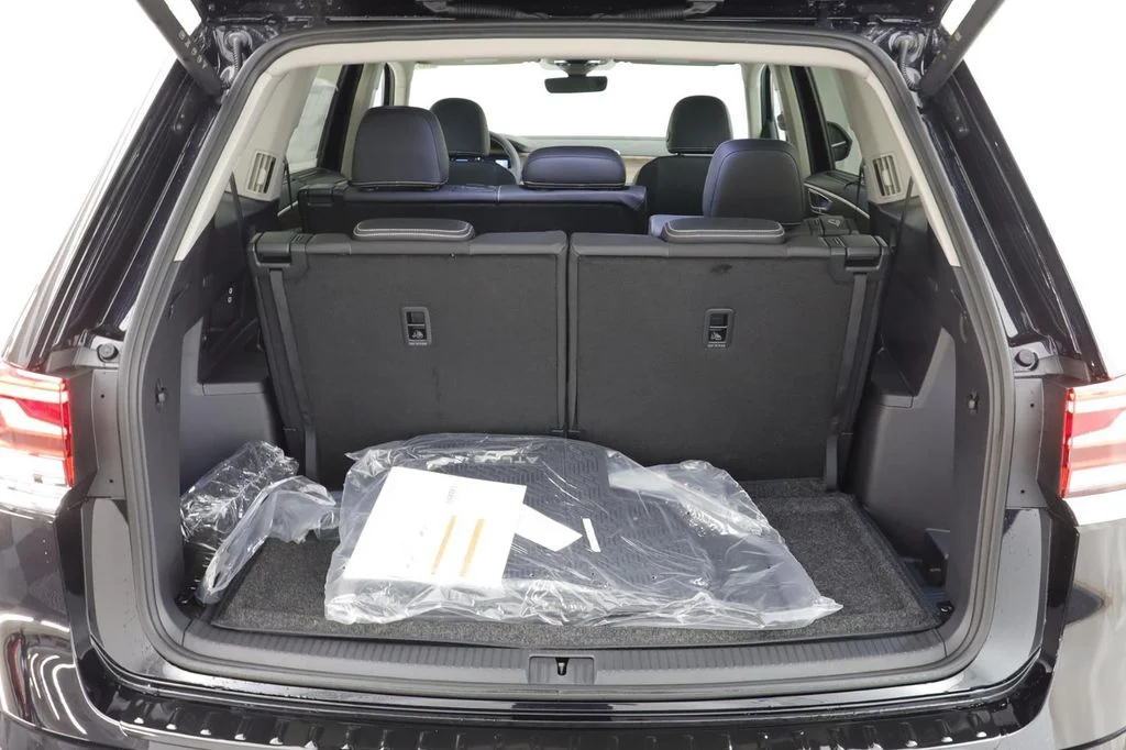 New 2026 Deep Black Volkswagen 2.0T SE w/Technology image 18