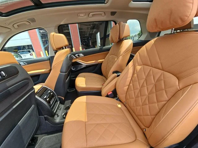 Used 2025 Red BMW xDrive40i image 28