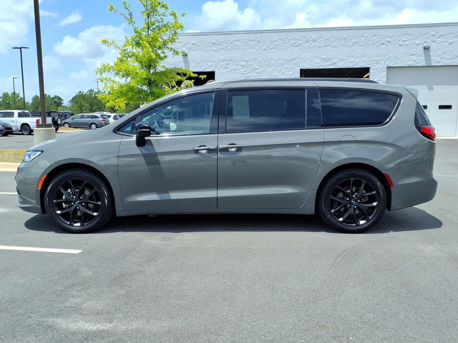 Used 2025 Ceramic Gray Clearcoat Chrysler Limited image 9