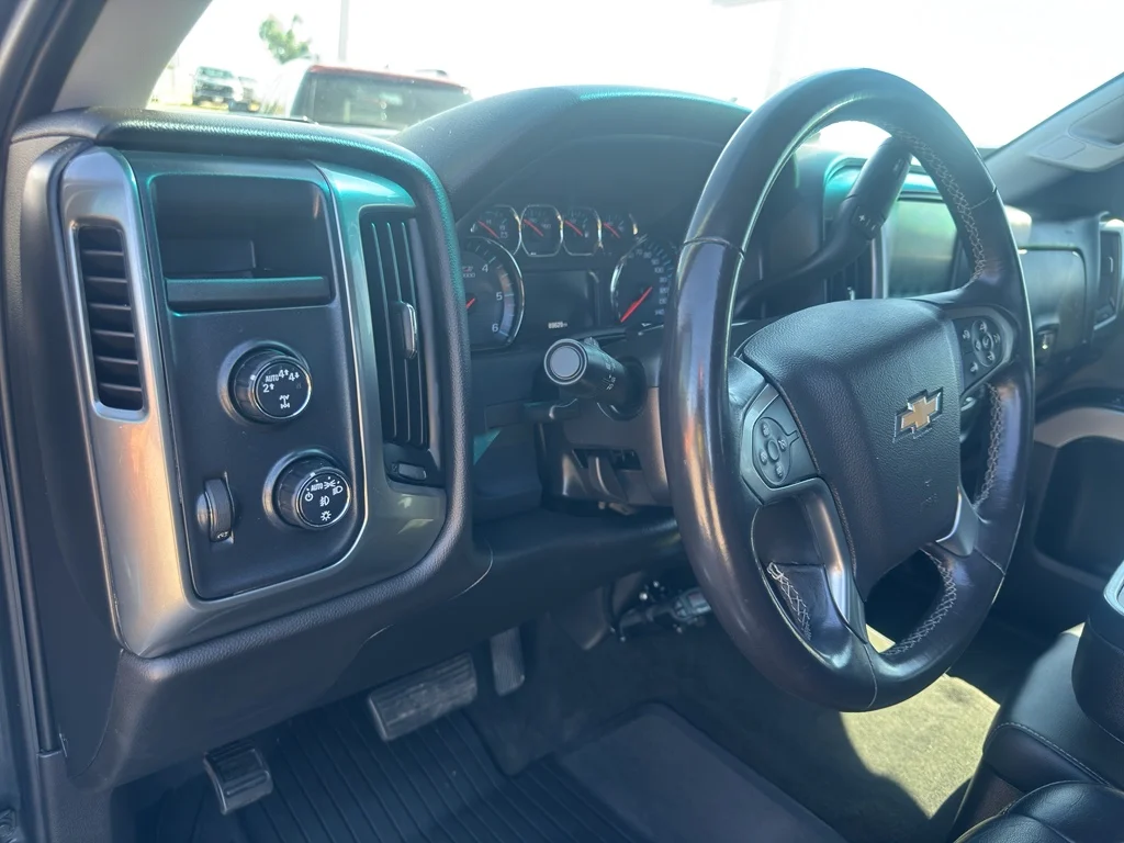 Used 2018 GRAPHITE METALLIC Chevrolet LT image 17