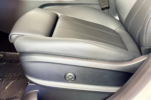 New 2026 Polar White Mercedes-Benz GLB 250 image 47