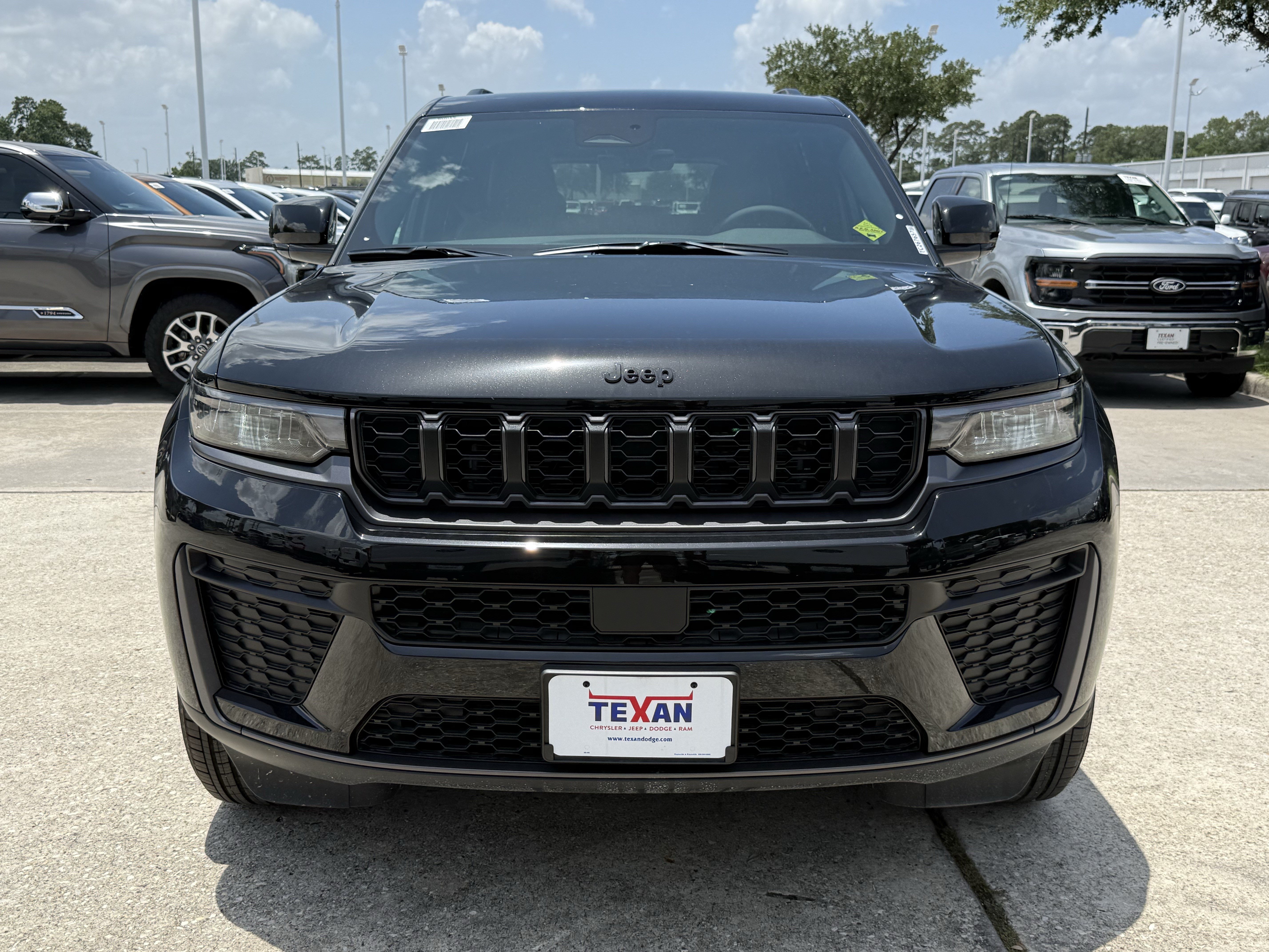 New 2026 Diamond Black Crystal Pearl-Coat Exterior Paint Jeep Laredo Altitude image 6