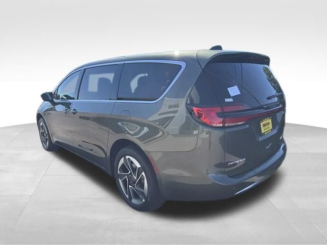 New 2027 Olive Green Pearl-Coat Exterior Paint Chrysler Limited image 5