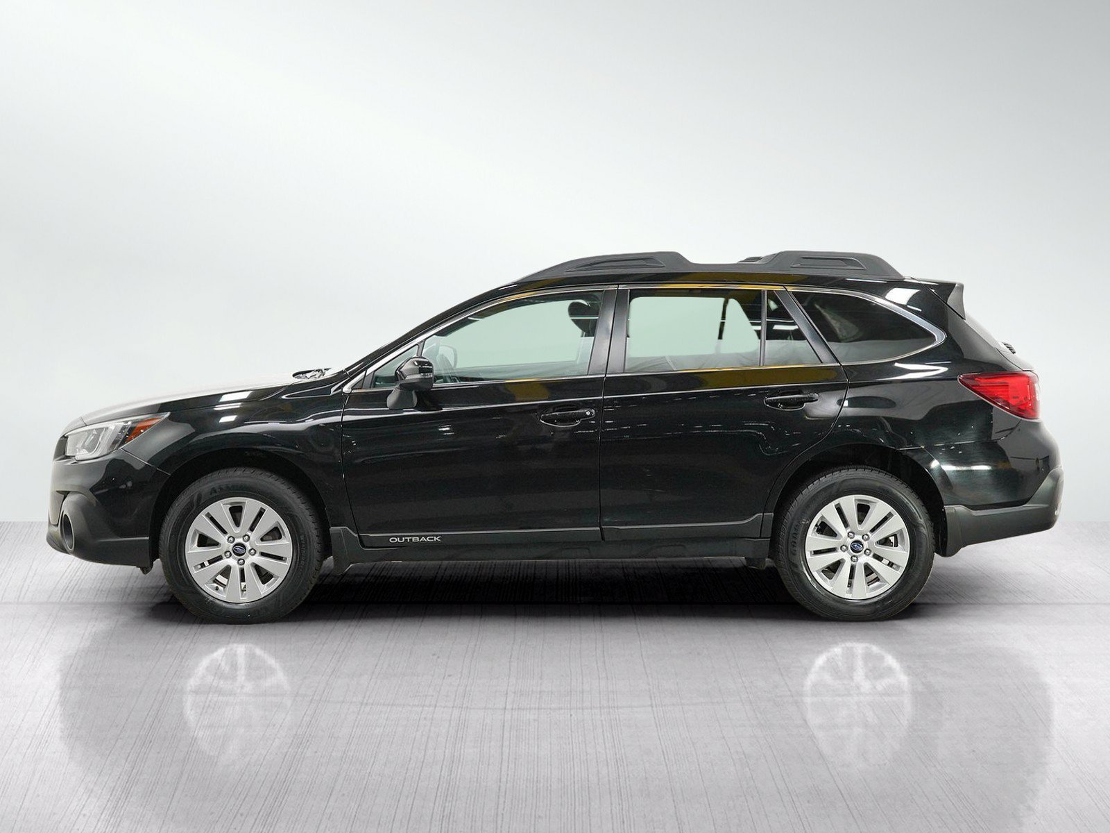 Used 2018 Crystal Black Pearl Subaru 2.5i Premium image 2