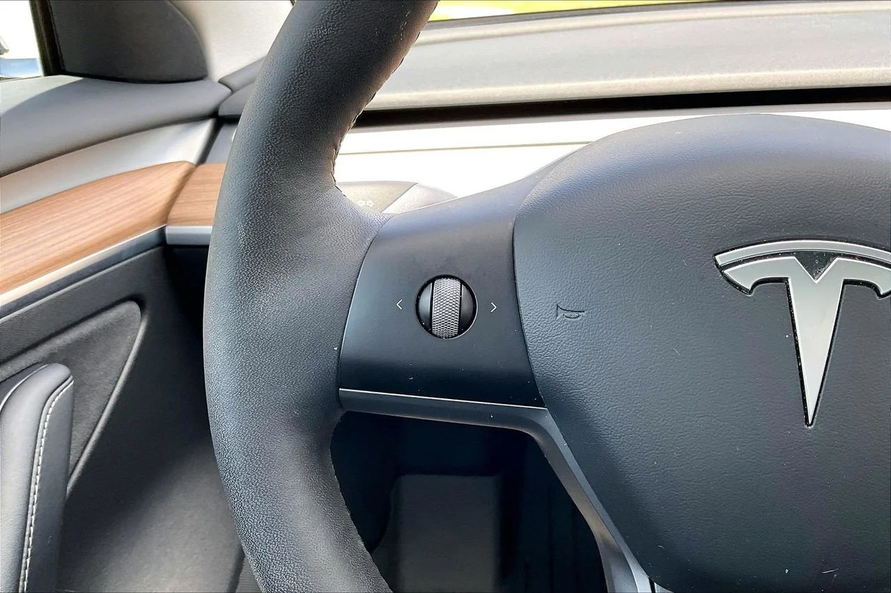 Used 2021  Tesla Standard Range Plus image 31