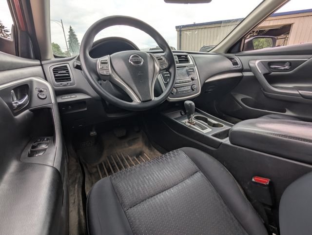 Used 2016 Red Nissan 2.5 S image 2