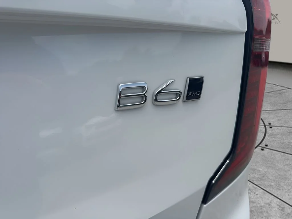 Used 2026 White Volvo B6 Plus 7-Seater image 35