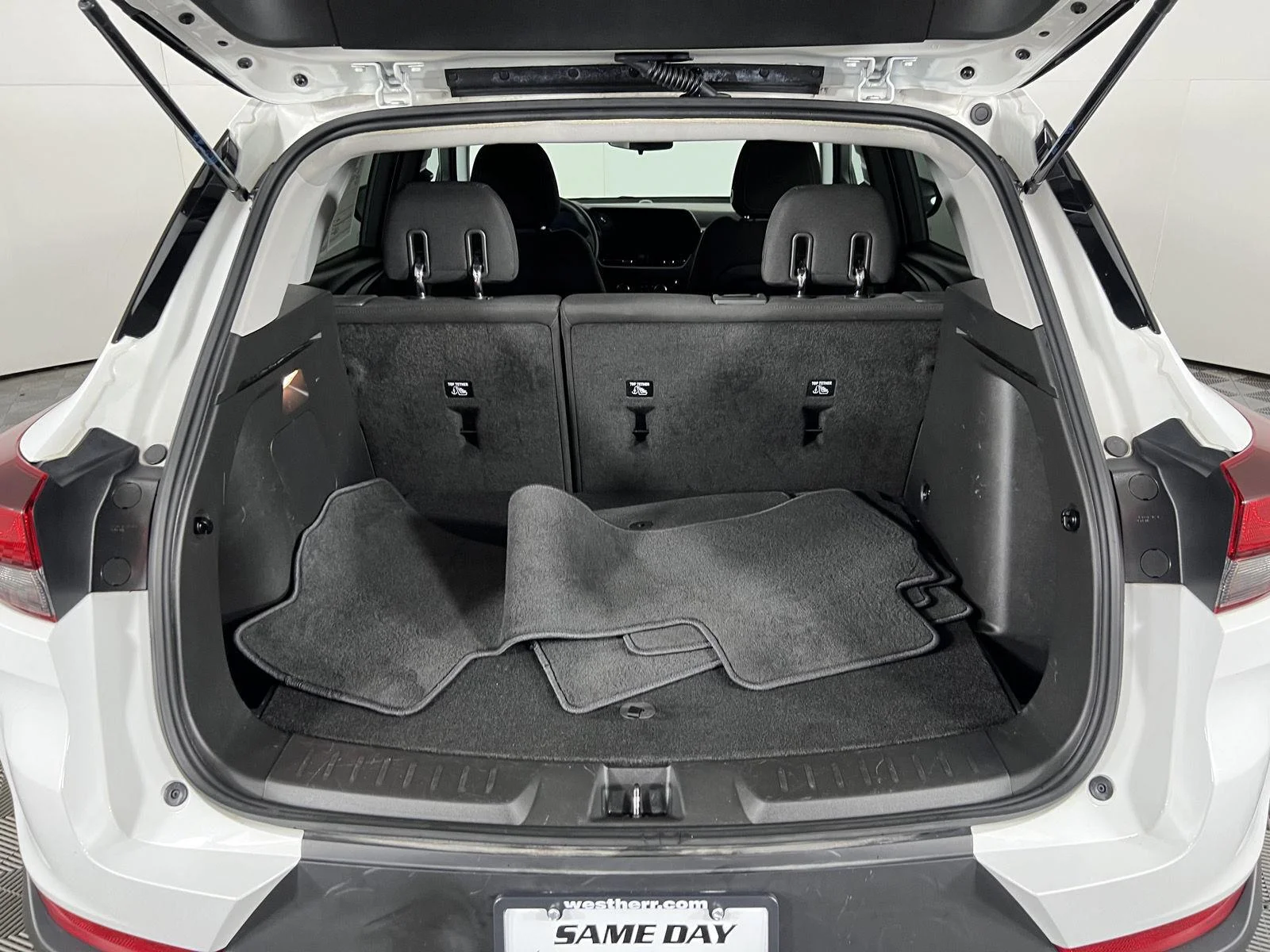Used 2024 Summit White Chevrolet LT image 4