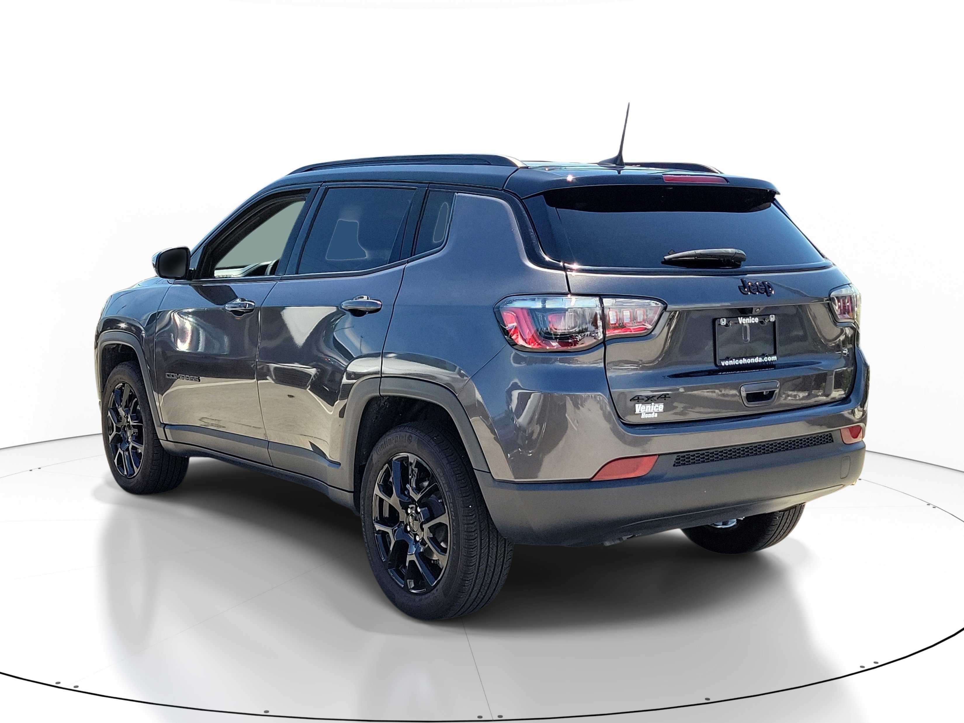 Used 2023 Granite Crystal Metallic Clearcoat Jeep Altitude image 3
