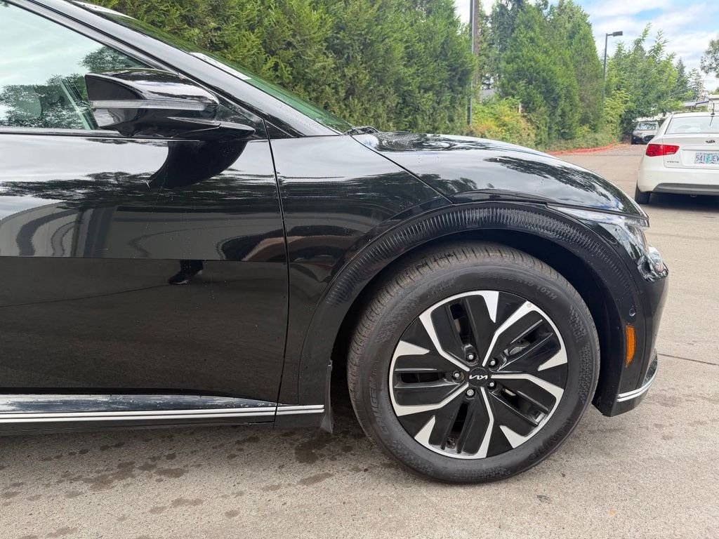 Used 2024 Aurora Black Pearl Kia Wind image 3