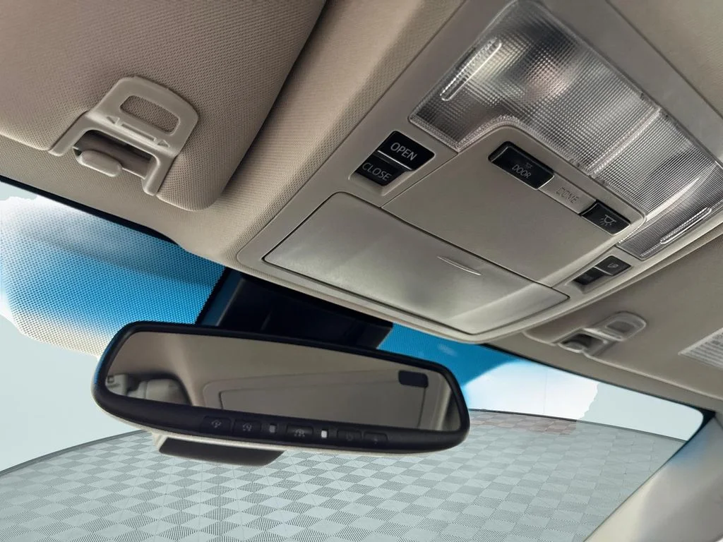 Used 2018 Gray Toyota XLE Premium image 28