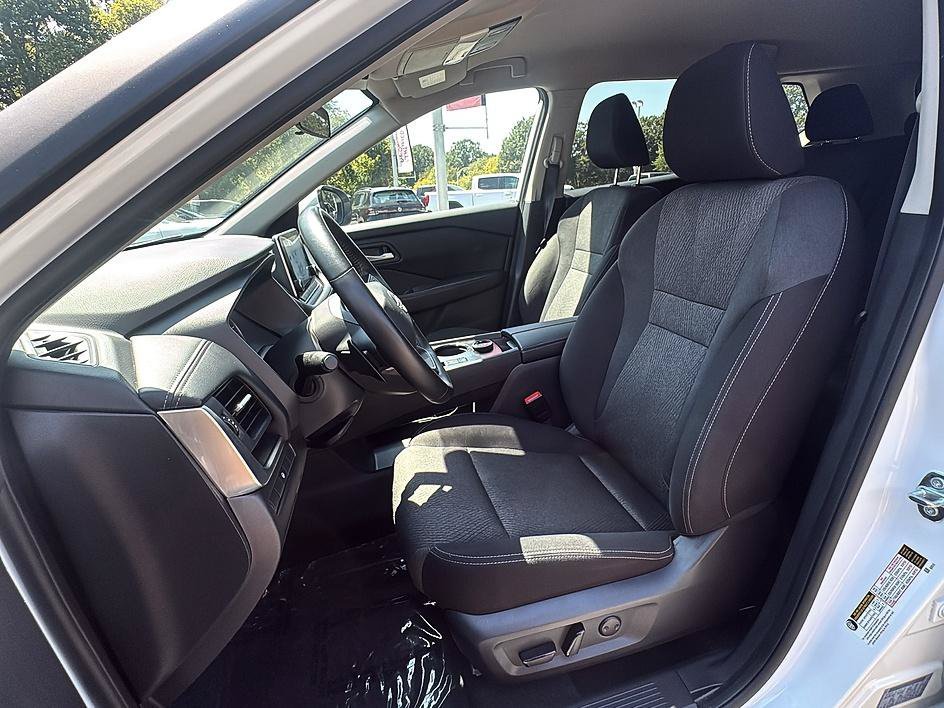 Used 2025 Everest White Pearl Nissan SV image 19