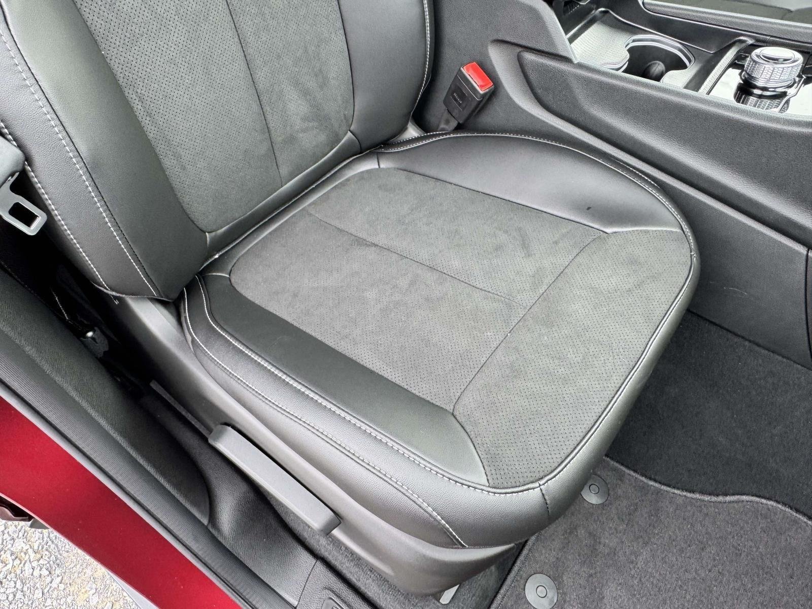 New 2025 Velvet Red Pearl-Coat Exterior Paint Jeep Altitude image 15