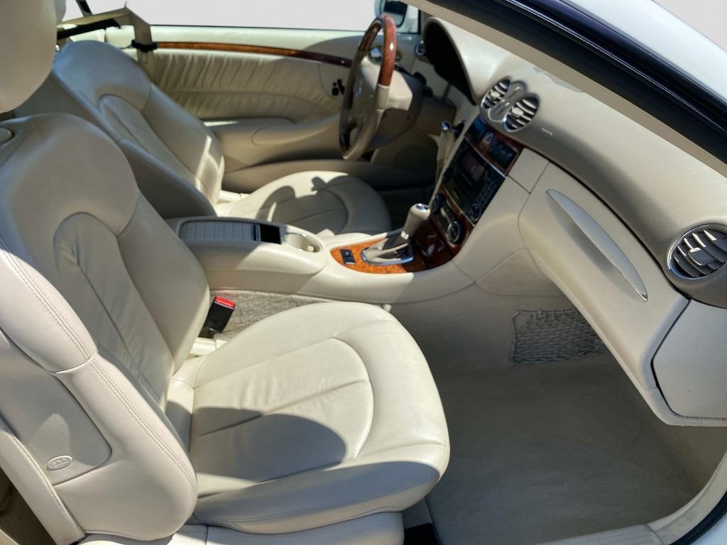 Used 2008 White Mercedes-Benz CLK 350 image 19