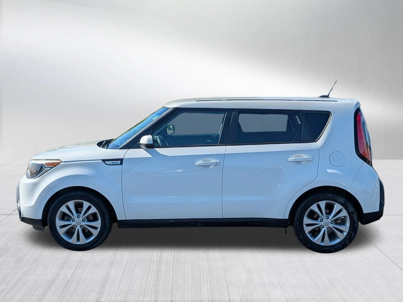 Used 2015 Clear White Kia + image 4