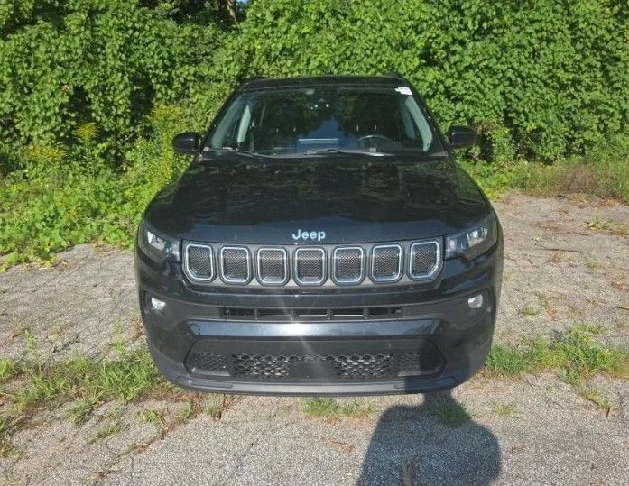 Used 2022 Diamond Black Crystal Pearlcoat Jeep Latitude image 3