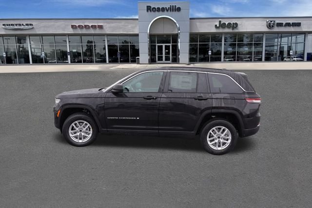 New 2025 Diamond Black Crystal Pearl-Coat Exterior Paint Jeep Laredo X image 6