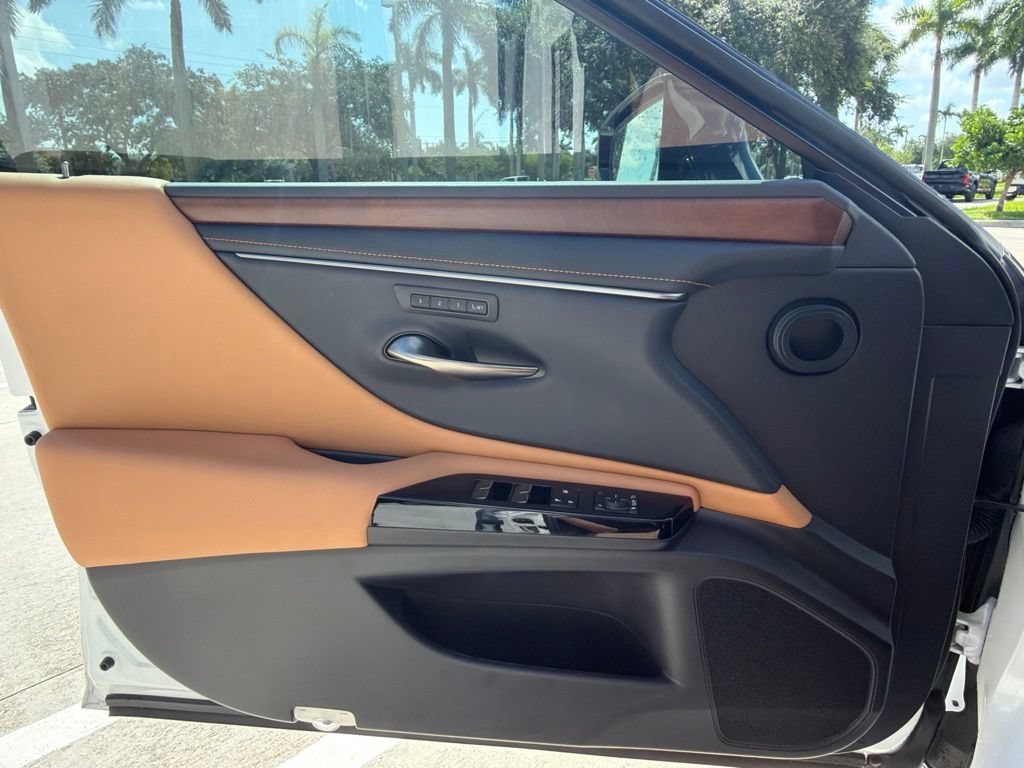 Used 2025 White Lexus ES 350 image 3