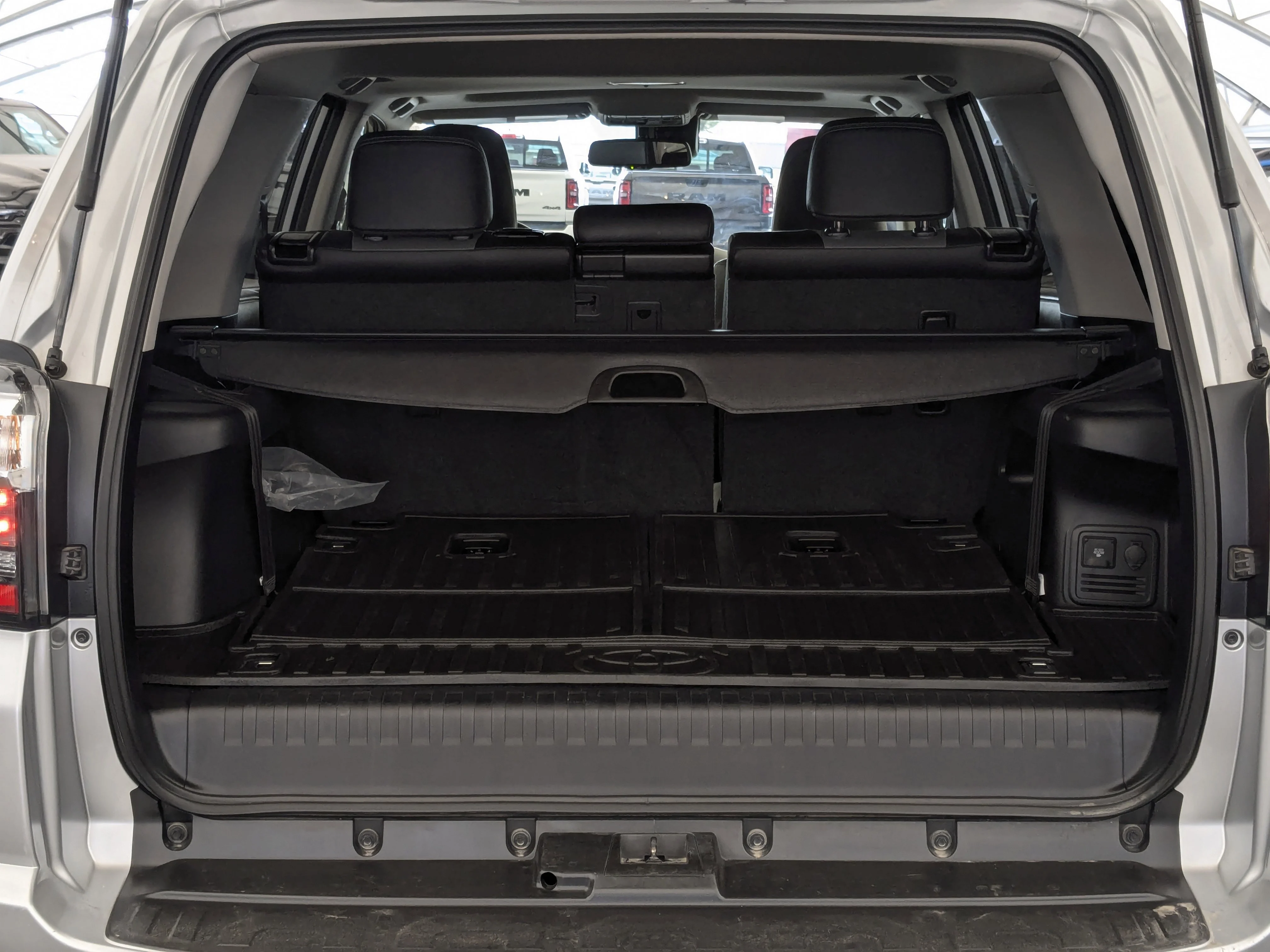 Used 2020 Silver Toyota 4DR 4WD - Leather - Sunroof - Back Up Cam - image 29
