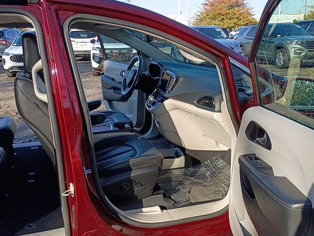 Used 2020 Velvet Red Pearl Coat Chrysler Limited image 18