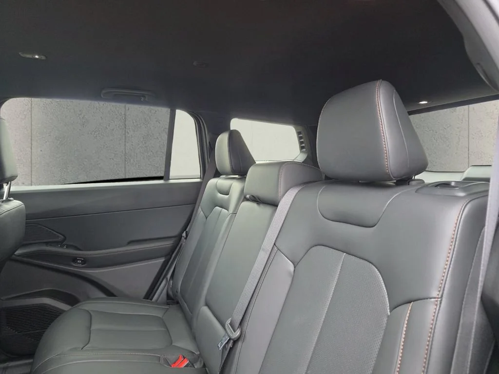 New 2026 Diamond Black Crystal Pearlcoat Jeep Limited image 8