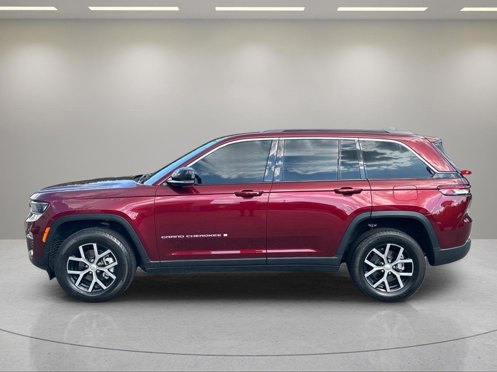 Used 2024 Velvet Red Pearlcoat Jeep Limited image 2