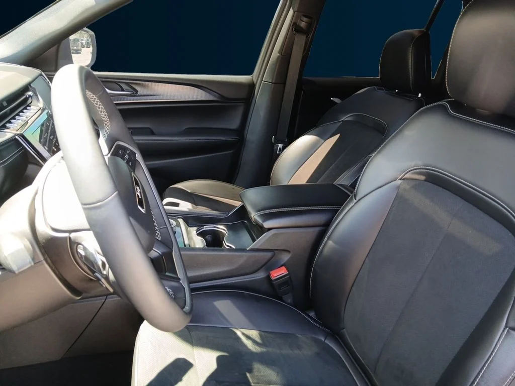 Used 2025 Gray Jeep Altitude X image 10