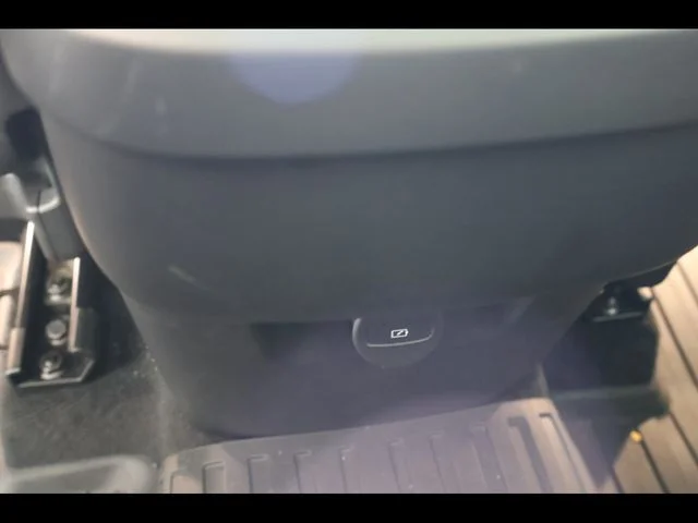 Used 2021 Black Volvo T6 Momentum image 12