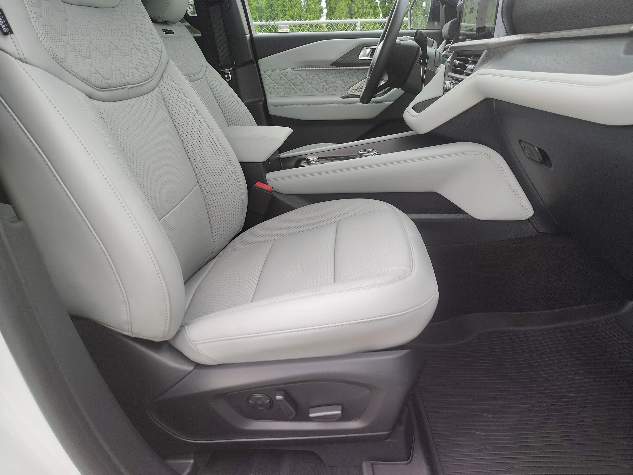 New 2027 Star White Metallic Tri-Coat Ford Platinum™ image 16