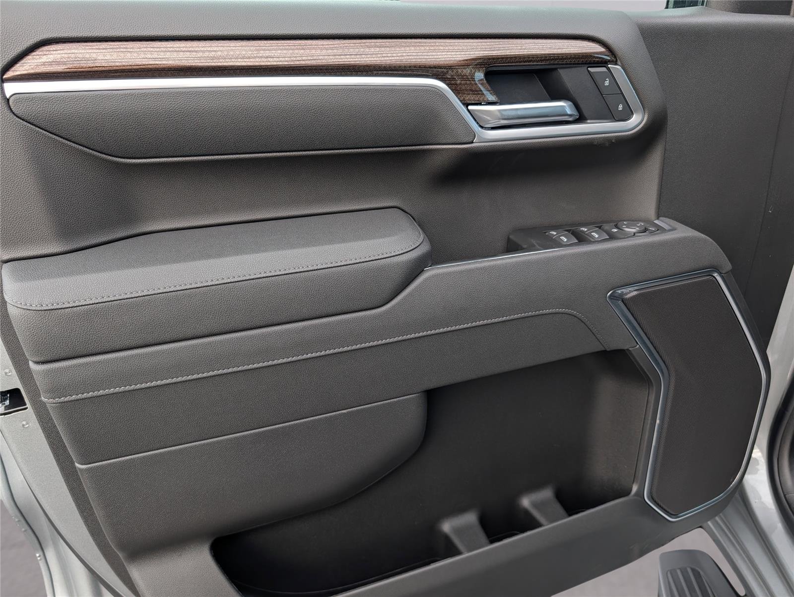 New 2026 Sterling Gray Metallic Chevrolet LT image 21