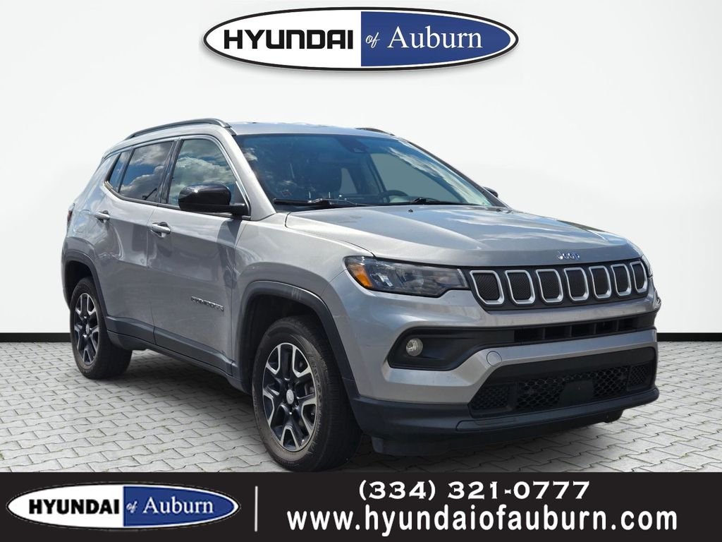 Used 2022 Silver Jeep Latitude image 1