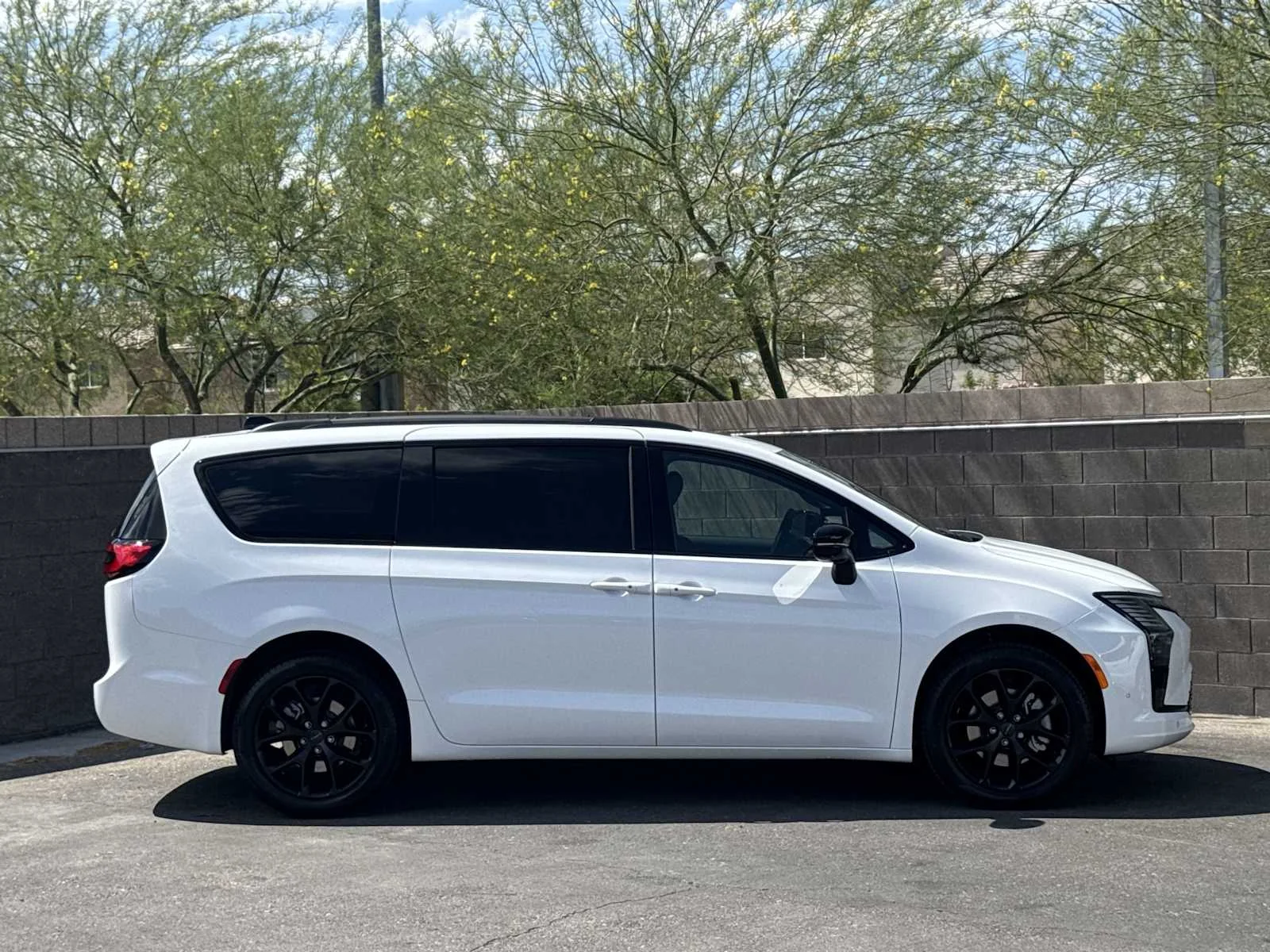New 2027 Bright White Clear-Coat Exterior Paint Chrysler Limited image 9