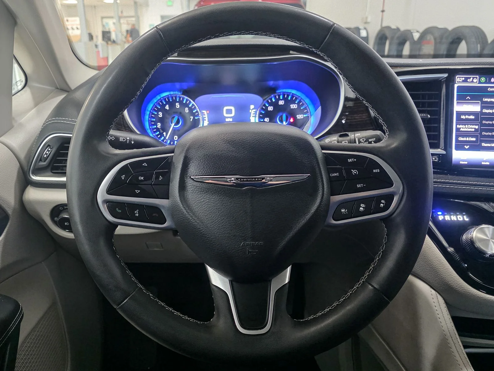 Used 2023 White Chrysler Limited image 39