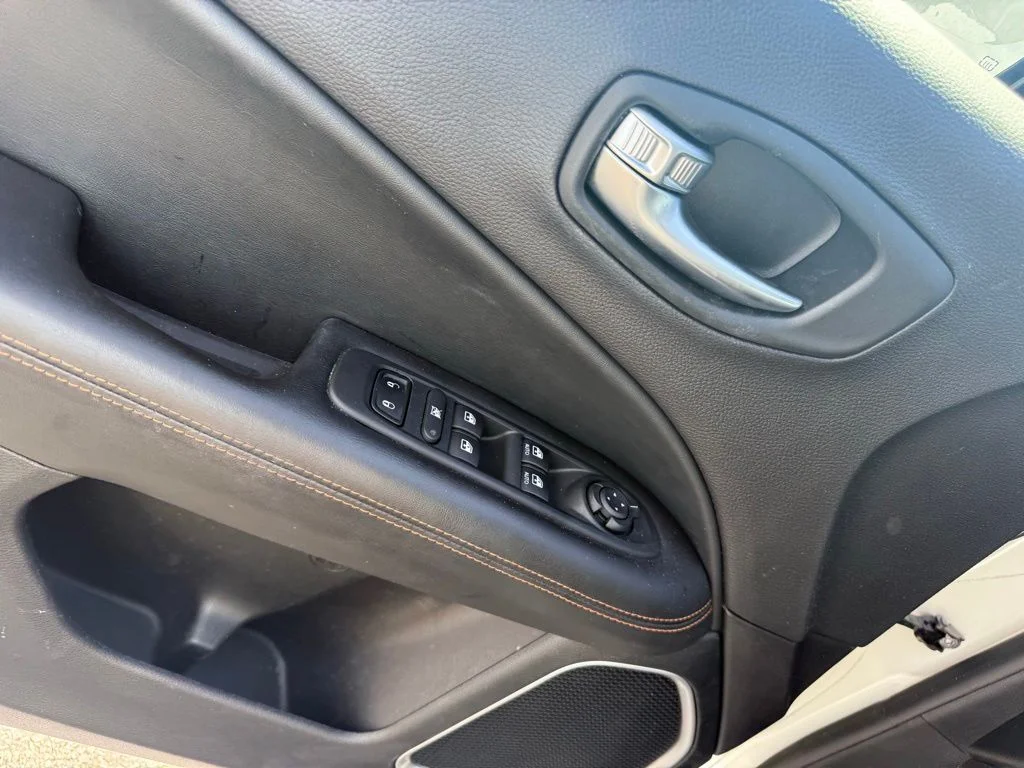 Used 2018 White Jeep Limited image 6