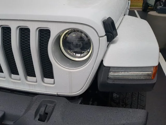 Used 2023 White Jeep Sahara image 12